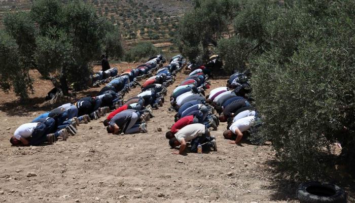 الفلسطينيون يؤدون الصلاة على أرضهم المهددة بالمصادرة