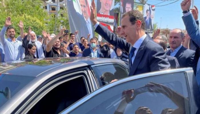 الرئيس السوري بشار الأسد يحيي أنصاره