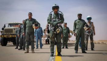 الطيارون الليبيون أمام الطائرة سوخوي 24