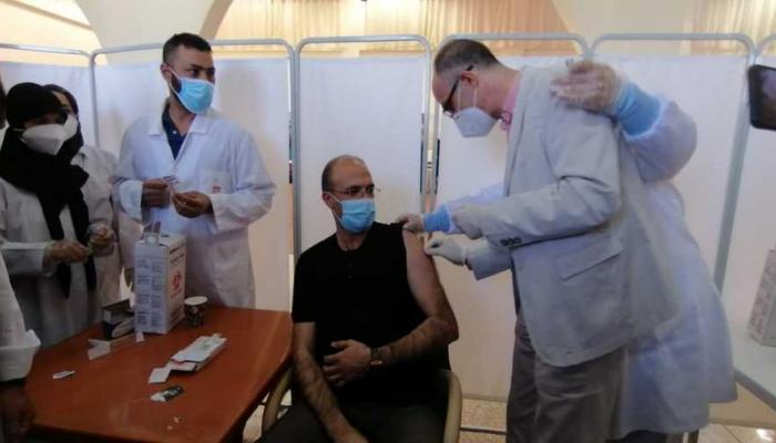 وزير الصحة اللبناني يتلقى لقاح كورونا