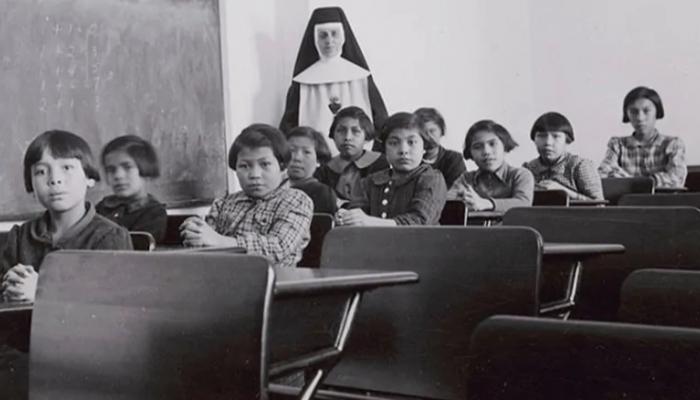 طالبات من السكان الأصليين في كندا خلال أربعينات القرن العشرين