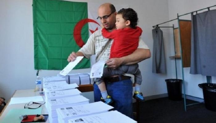 جزائري يدلي بصوته في أحد الانتخابات