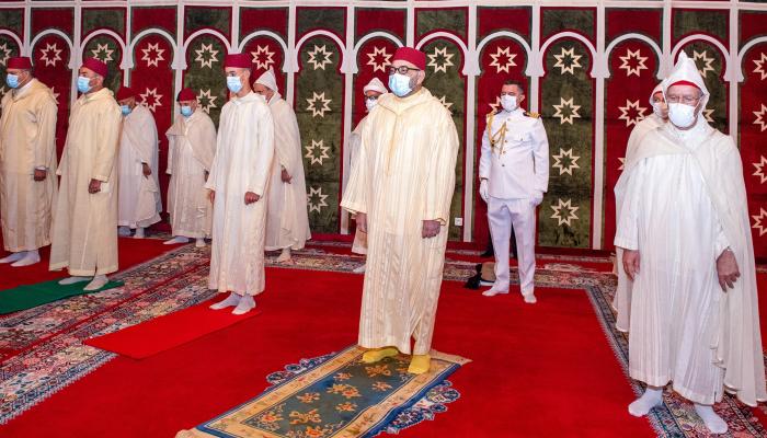 العاهل المغربي محمد السادس خلال أدائه صلاة العيد