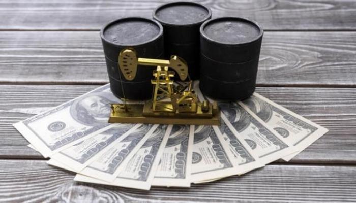 مكاسب شهرية ضخمة للذهب والنفط على حساب الدولار 