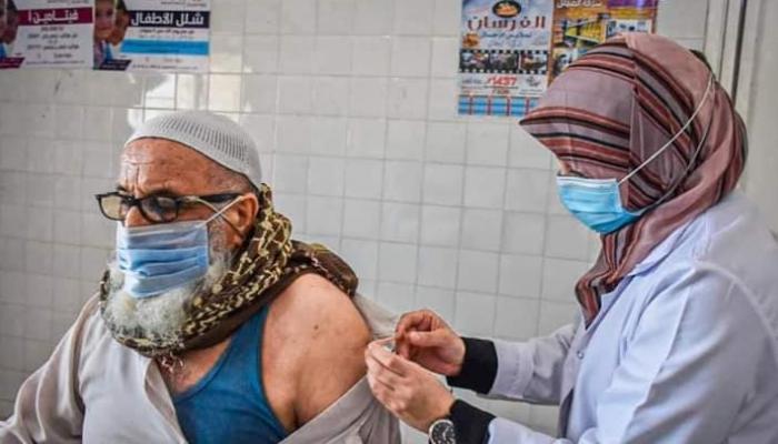 مواطن يتلقى جرعة من لقاح كورونا بمستشفى في ليبيا