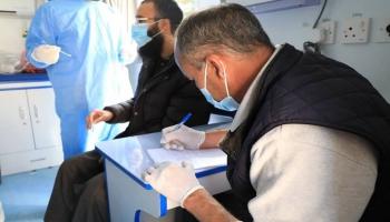 فحص أحد الأشخاص بمستشفى في ليبيا