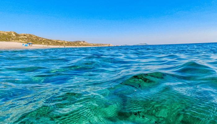 شاطئ تريوبترا في كريت اليونانية