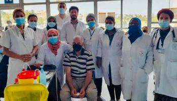 صورة للطاقم الطبي رفقة الملقح رقم مليون