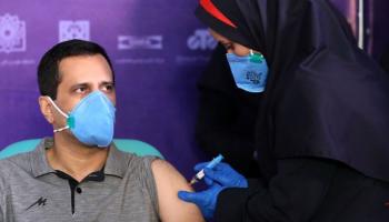 إيراني يتلقى الجرعة الأولى من لقاح كورونا