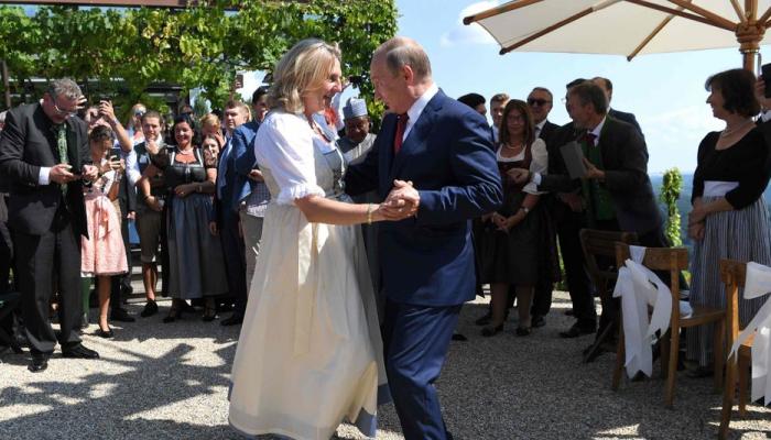 بوتين وكنيسل في حفل زفاف الأخيرة