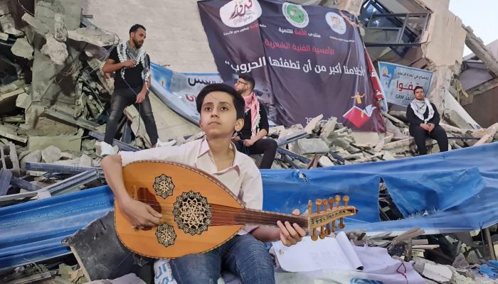 أمسية ثقافية على أنقاض برج مدمر بغزة