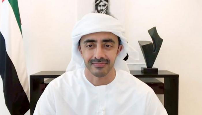 الشيخ عبدالله بن زايد آل نهيان خلال اجتماع سابق للجنة