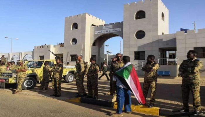 جنود أمام قيادة الجيش السوداني - أرشيفية