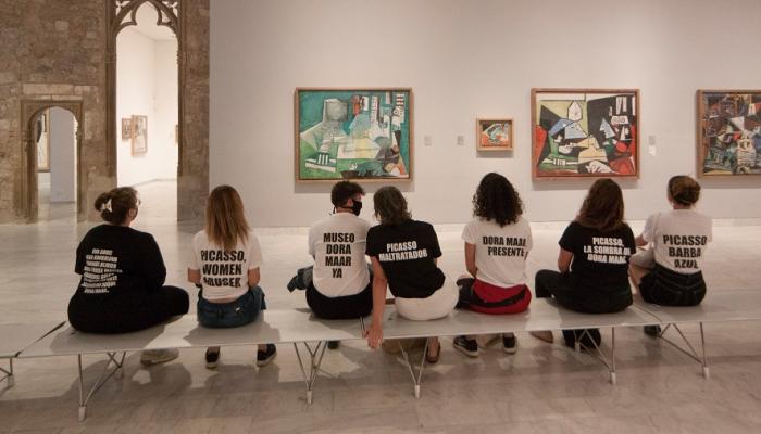 الطالبات خلال الاحتجاج داخل متحف بيكاسو في برشلونة