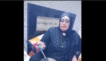 أم نور أثناء إعداد الكفتة