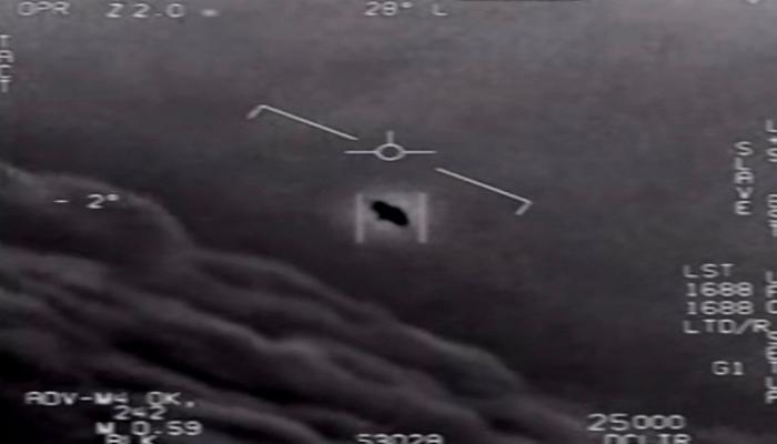 إحدى الصور للأجسام الطائرة المجهولة التي التقطها الجيش الأمريكي