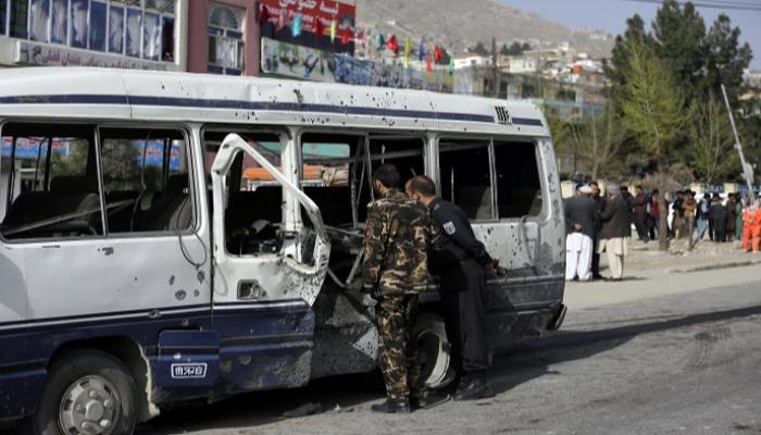 آثار أحد الانفجارات على حافلة بأففانستان - أرشيفية
