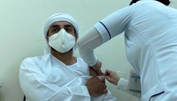 رجل يحصل على لقاح كورونا في الإمارات