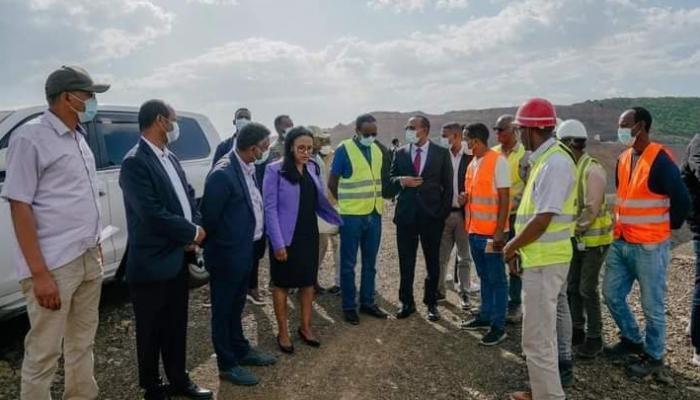 رئيس الوزراء الإثيوبي خلال زيارته لسد مغشا 
