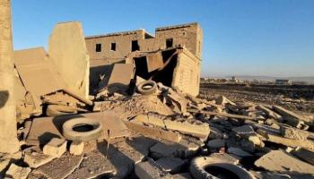 أحد الأبنية المدنية التي استهدفتها مليشيا الحوثي - أرشيفية