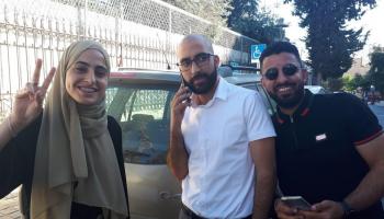 منى ومحمد يتوسطهما المحامي