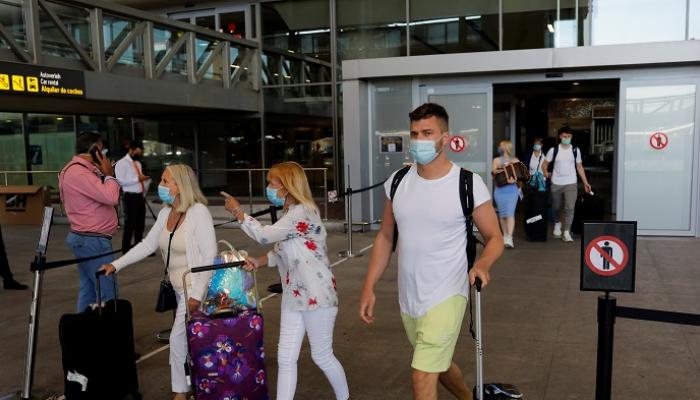وصول السائحين إلى مطار مالقة الإسباني - رويترز
