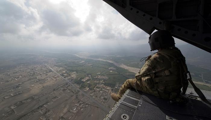 جندي أمريكي يطل من طائرة خلال مهمة في أفغانستان