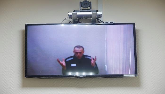 المعارض الروسي أليكسي نافالني خلال إحدى جلسات محاكمته