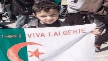 الطفل الراحل محمد حاملا علم بلاده الجزائر - أرشيفية