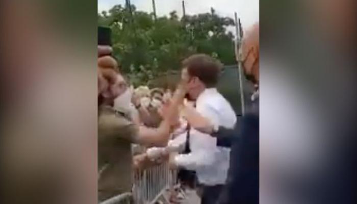 ماكرون خلال صفعه على وجهه
