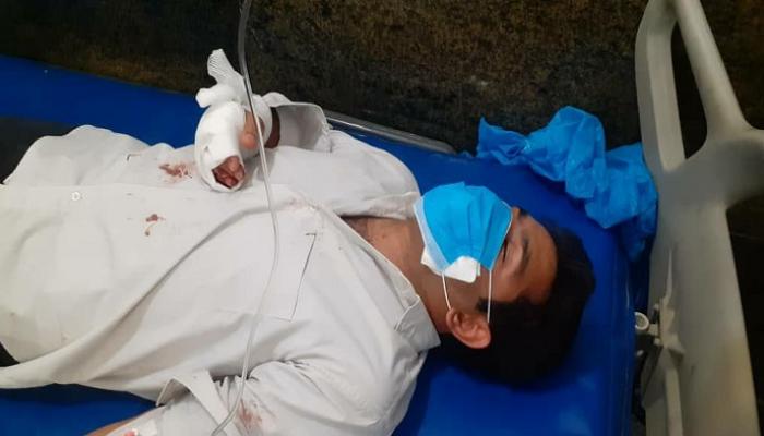 الصحفي المقرب من الإصلاحيين خلال تلقيه العلاج عقب محاولة القتل