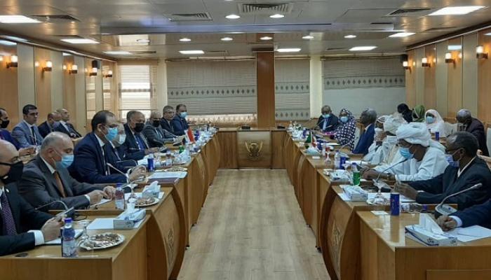 جانب من المباحثات بين الوفدين المصري والسوداني بالخرطوم