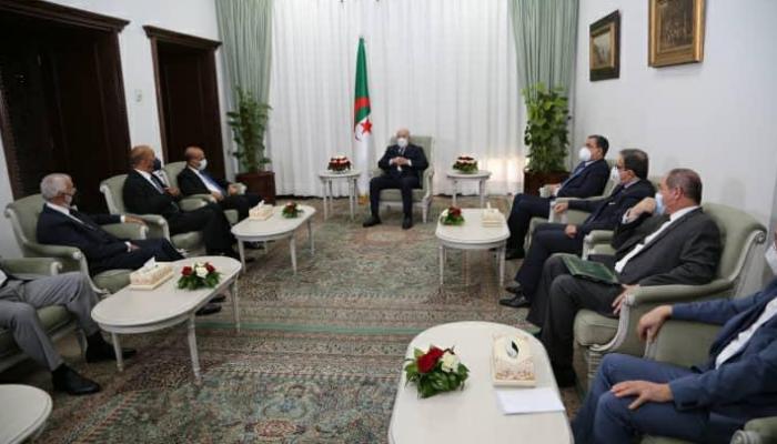 جانب من لقاء الرئيس الجزائري بأعضاء الرئاسي الليبي