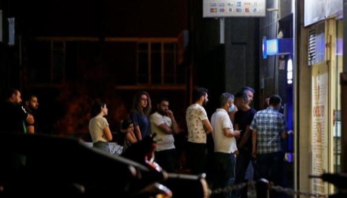 لبنانيون أمام شركة صرافة - رويترز