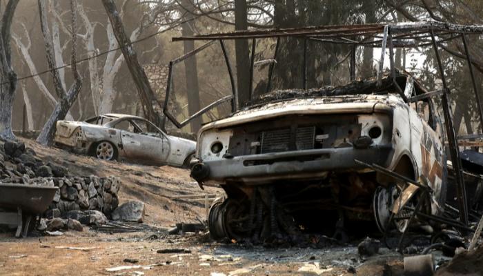 سيارة محترقة في إحدى غابات كاليفورنيا