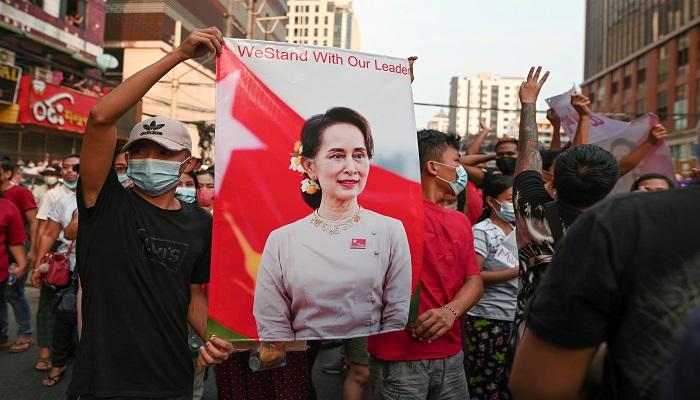  مؤيدو أونج سان سو تشي يتظاهرون من أجلها
