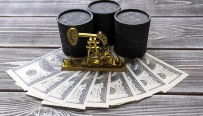 النفط يحلق لذروة عامين والذهب يصعد