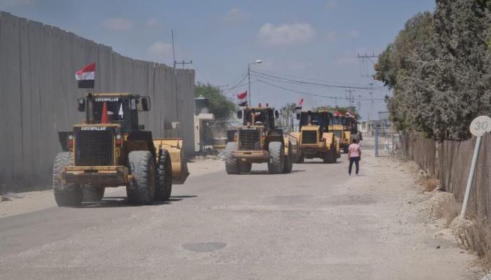 آليات مصرية تدخل غزة لإزالة ركام القصف