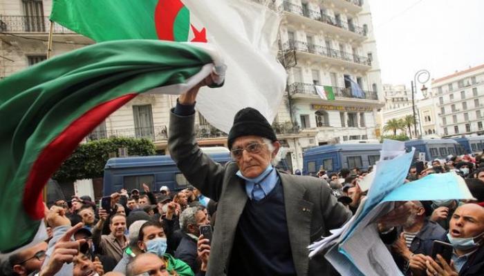 مسن جزائري يتقدم مظاهرات مطالبة بالتغيير- أرشيفية