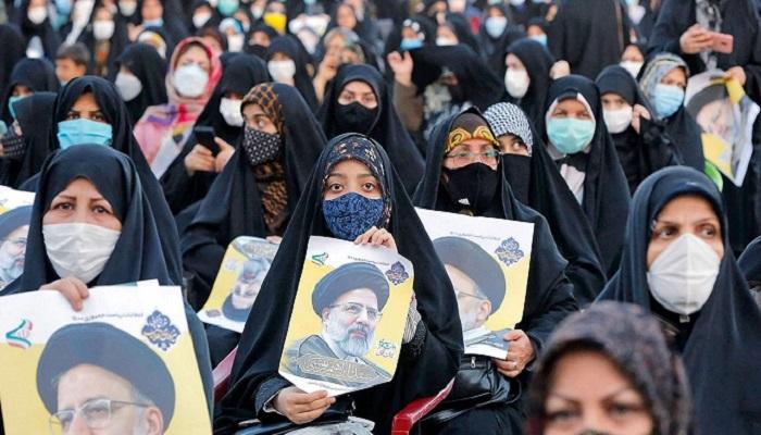 أنصار المرشح المتشدد إبراهيم رئيسي يرفعون صورته