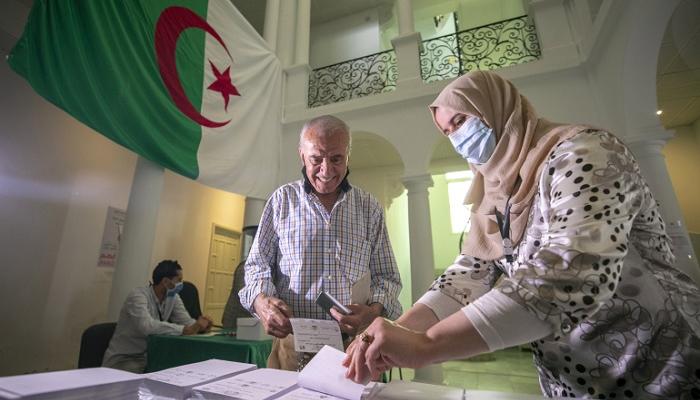 جزائرية تدلي بصوتها في الانتخابات - أرشيفية