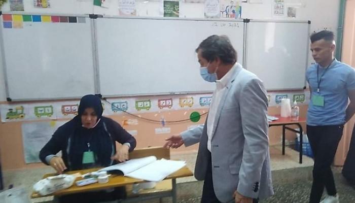 لحظة تصويت شقيق بوتفليقة في الانتخابات التشريعية بالجزائر