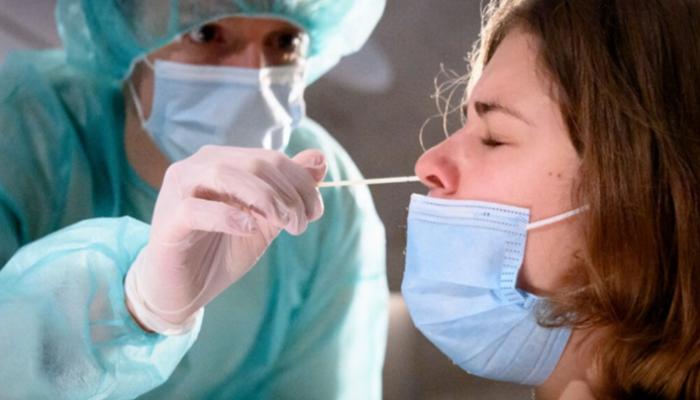 سيدة تخضع لاختبار فيروس كورونا- أرشيفية