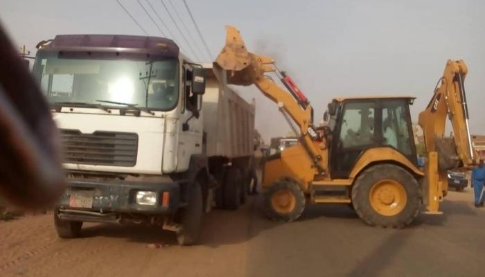 السلطات السودانية تزيل الحواجز الترابية لفتح الطرقات بالخرطوم