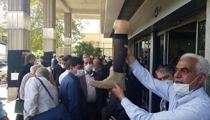 أحد المحتجين يحمل ساقا صناعية في المظاهرات
