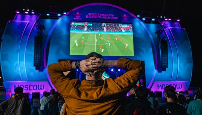 أحد أنصار المنتخب الروسي متحسرا على الهزيمة- الفرنسية