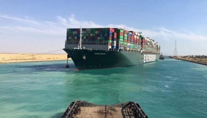 قناة السويس تنجح في تعويم السفينة الجائحة إيفر جيفن