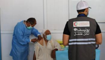 مواطن يتلقى جرعة من لقاح كورونا بأحد مستشفيات ليبيا (أرشيفية)