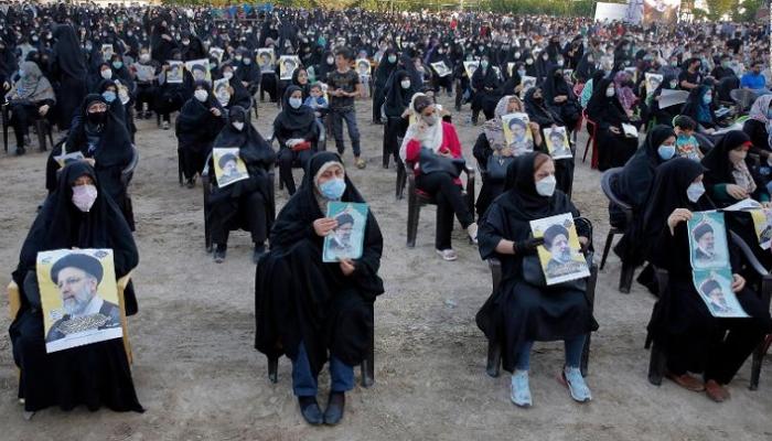 إيرانيات خلال تجمع انتخابي لـ"رئيسي"
