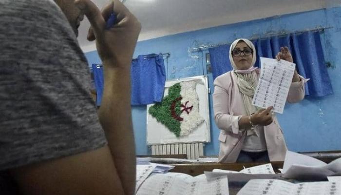 جانب من عملية فرز الأصوات بانتخابات الجزائر البرلمانية